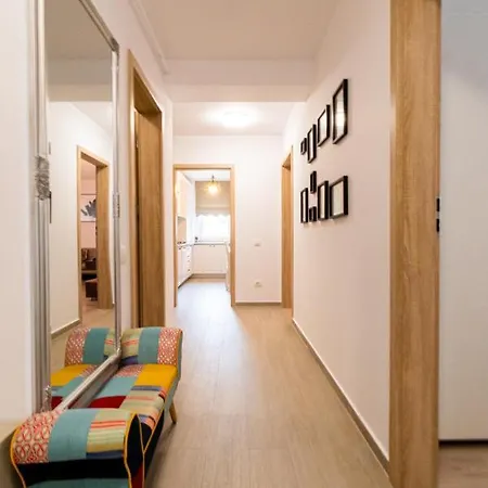 Pentha - Stylish And Spacious 2-bedroom Near Coresi Mall Apartment *