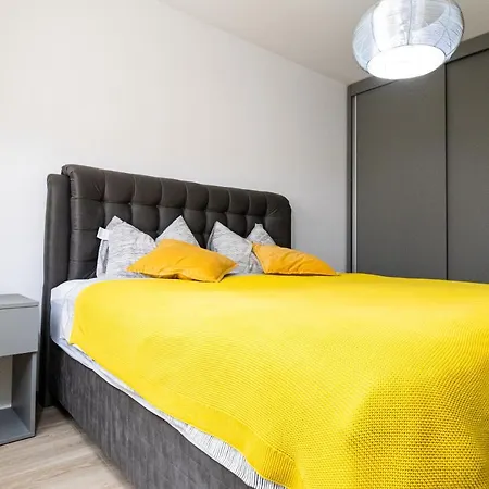 Apartment Pentha - Stylish And Spacious 2-bedroom Near Coresi Mall