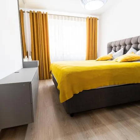 Apartment Pentha - Stylish And Spacious 2-bedroom Near Coresi Mall *