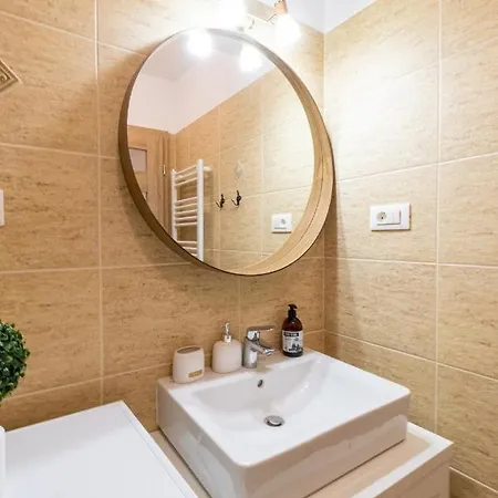 Apartment Pentha - Stylish And Spacious 2-bedroom Near Coresi Mall Brasov