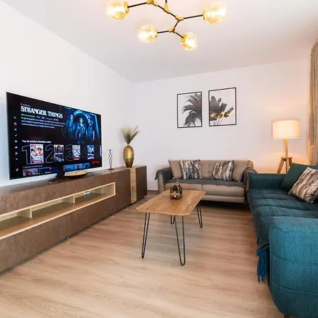 Pentha - Stylish And Spacious 2-bedroom Near Coresi Mall Apartment