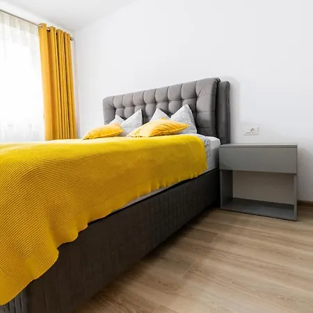 Apartment Pentha - Stylish And Spacious 2-bedroom Near Coresi Mall *