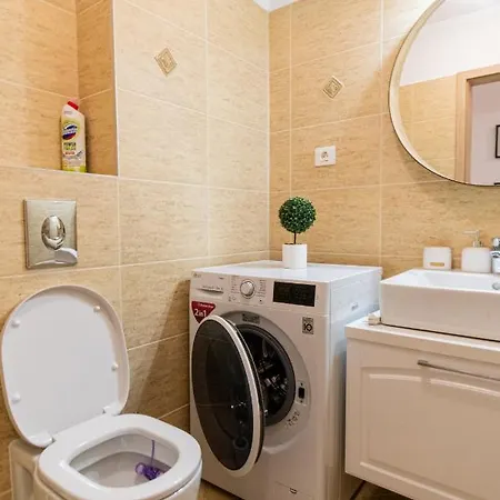 Apartment Pentha - Stylish And Spacious 2-bedroom Near Coresi Mall